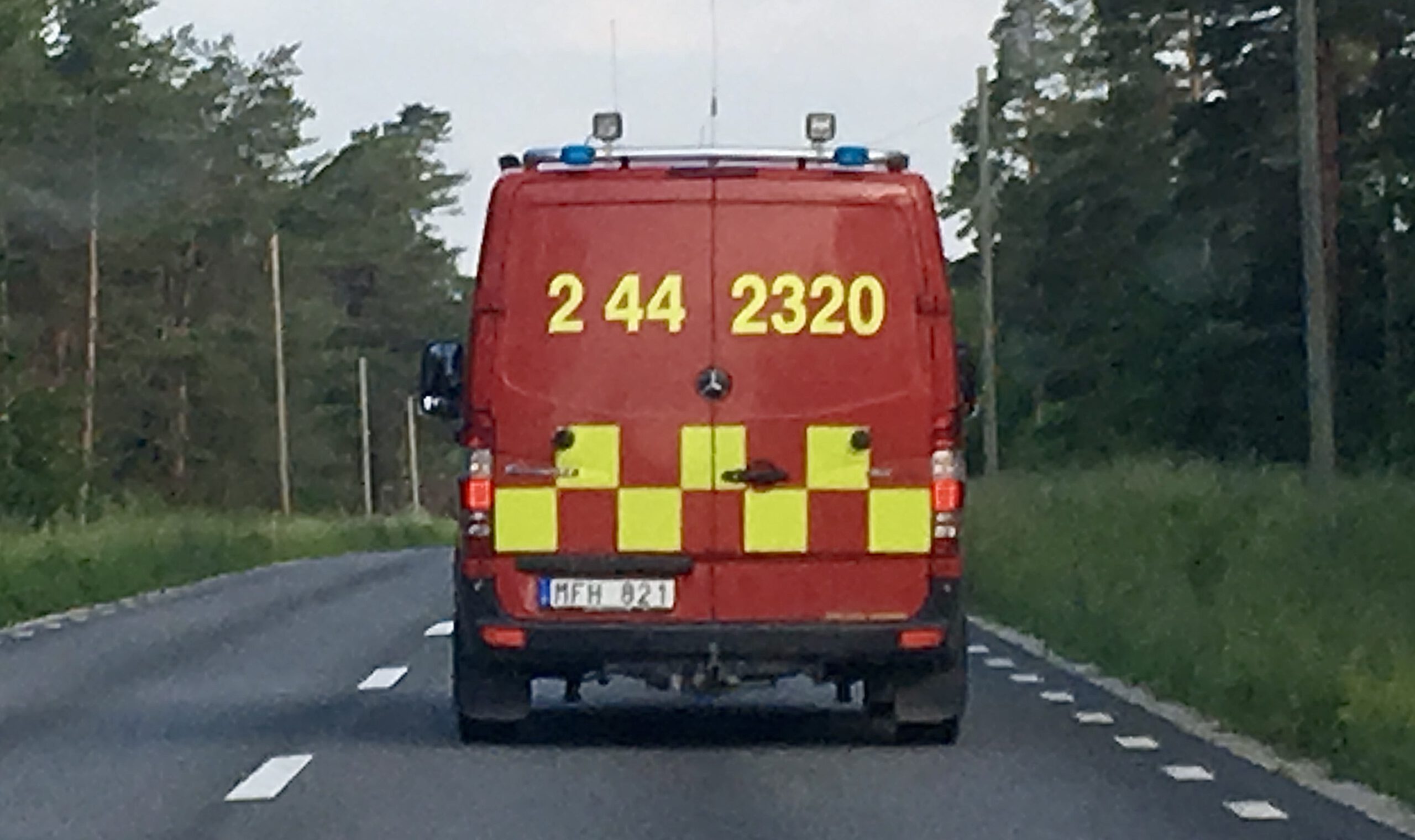 Garagebrand i Stenkyrka släckt – en person till sjukhus